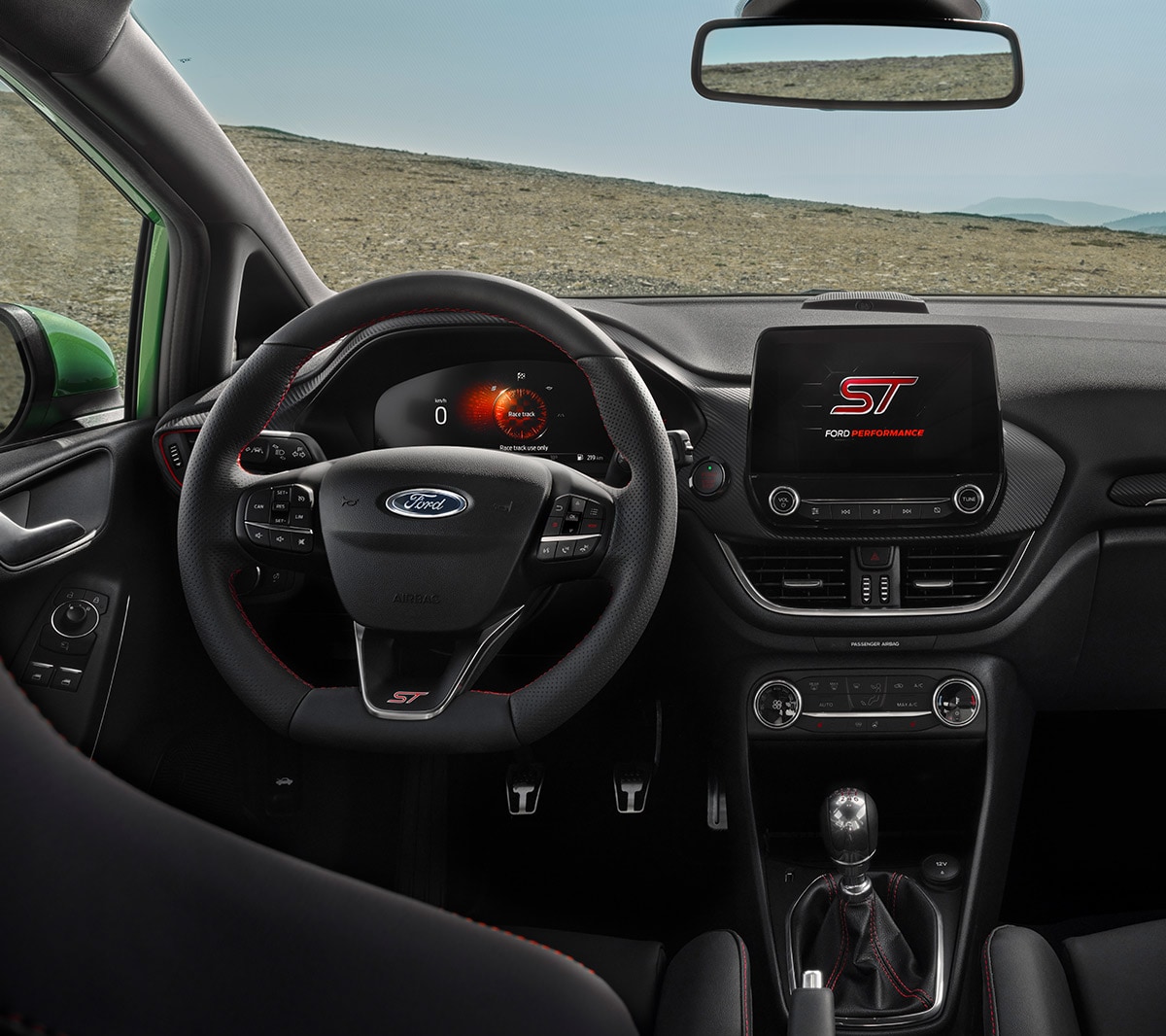Ford Fiesta ST. Vue intérieure du poste de conduite, avec volant, écran tactile et tableau de bord numérique.