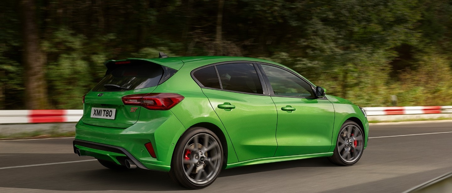 Ford Focus ST couleur verte. Vue arrière aux trois quarts, conduite sur piste