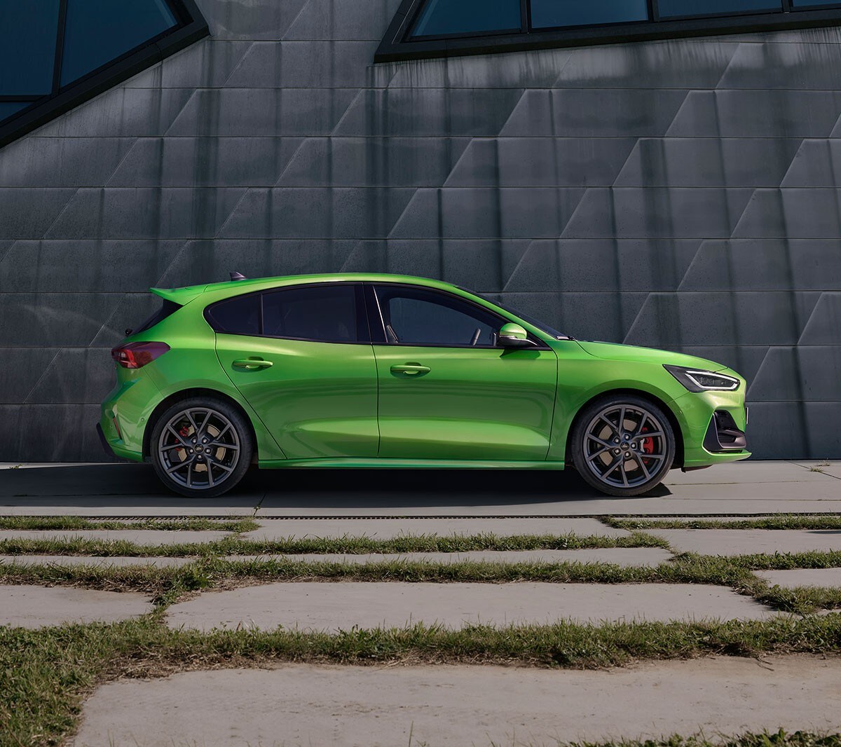 Ford Focus ST, vue sur l’avant de l’habitacle. Une main commande l’écran Ford SYNC 4.