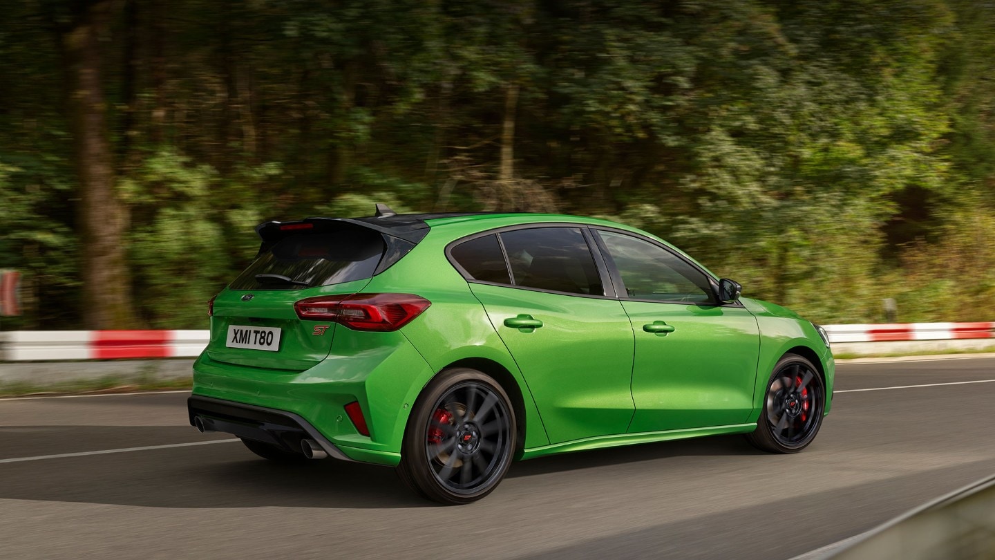 Ford Focus ST couleur verte, vue arrière aux trois quarts, roulant sur un circuit