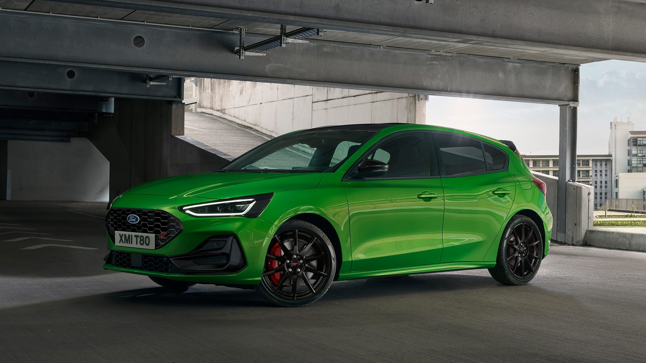 Ford Focus ST couleur verte, vue latérale, dans un parking