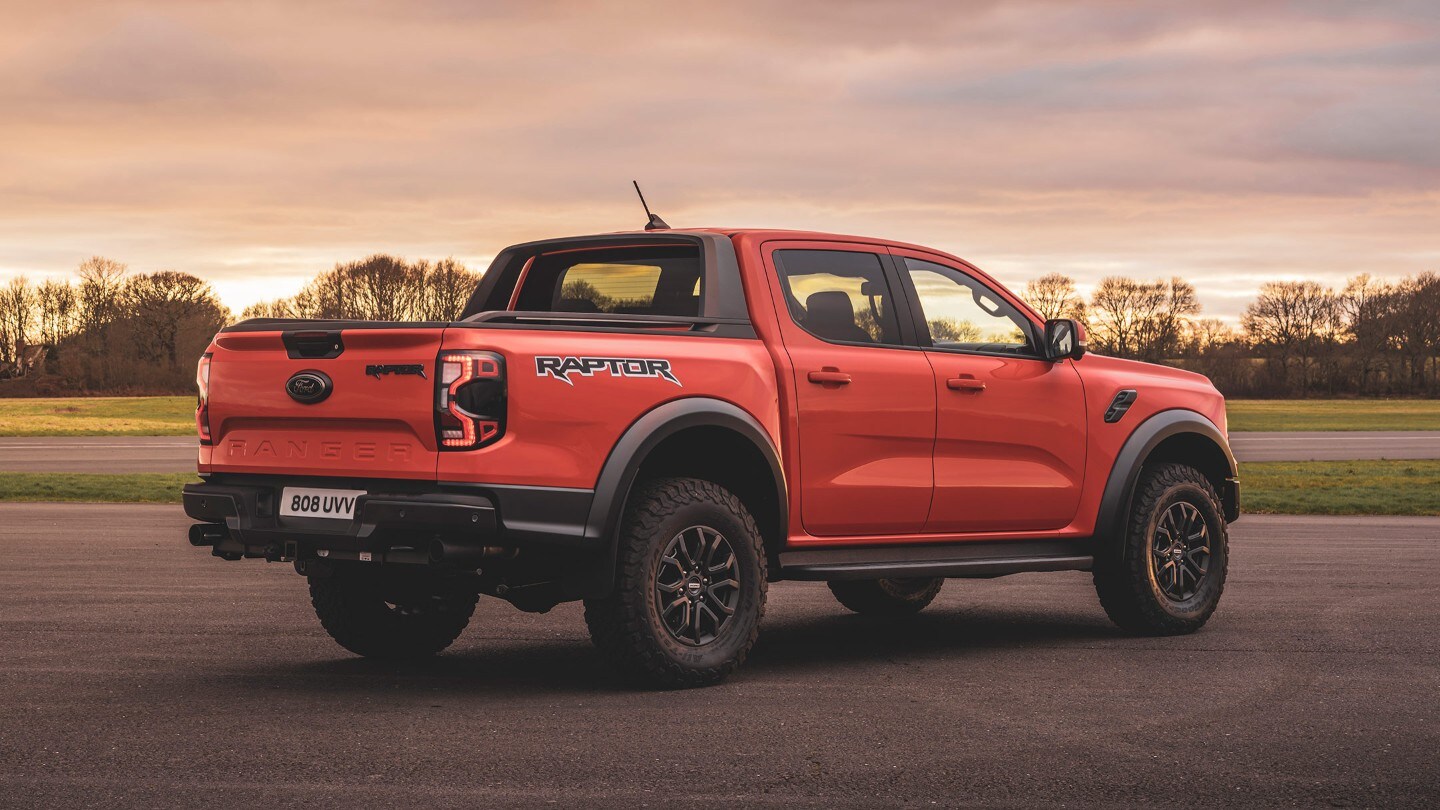 Ford Ranger Raptor couleur rouge, vue arrière aux trois quarts