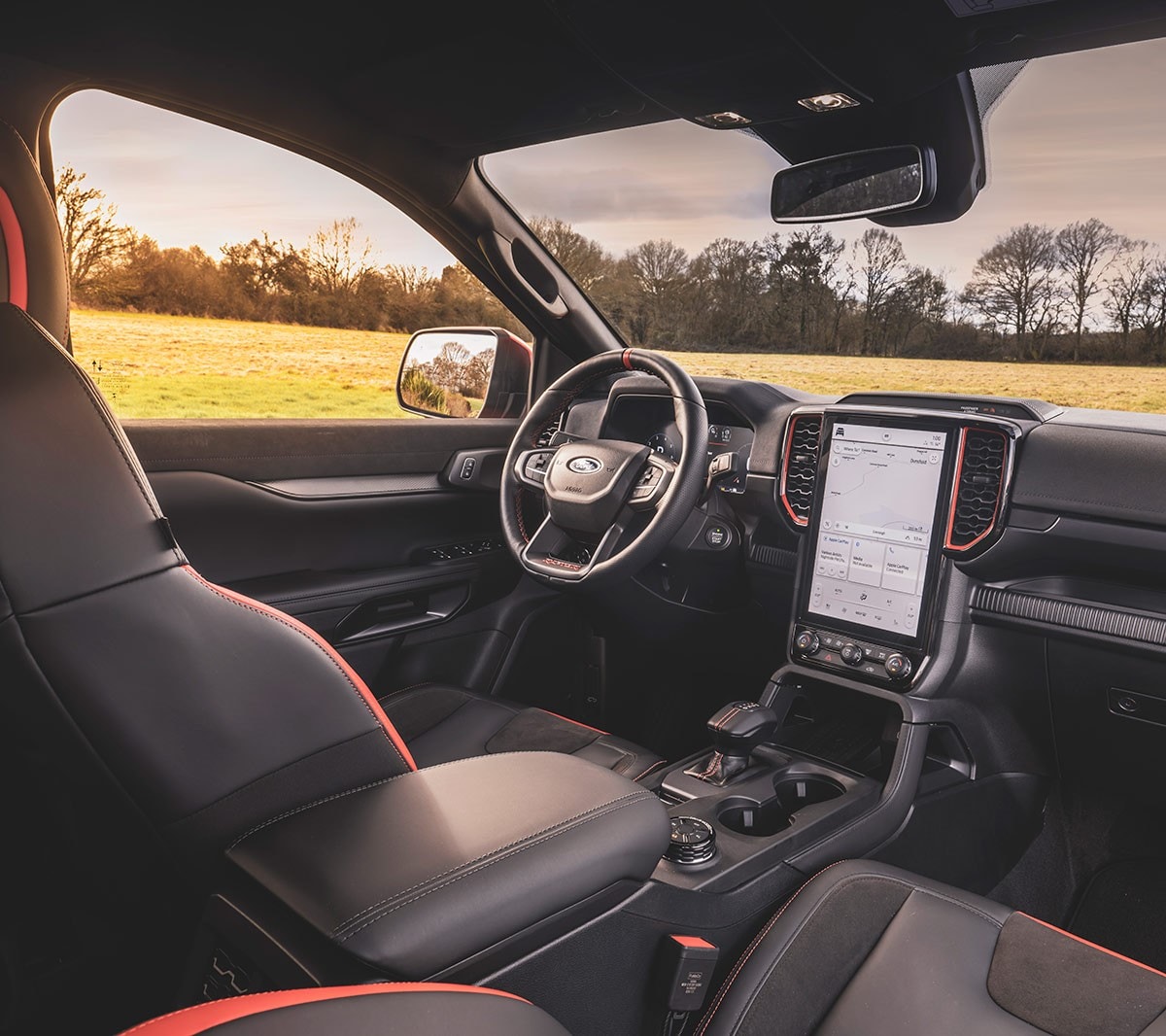 Ford Ranger Raptor, vue intérieure du tableau de bord et de la console centrale 