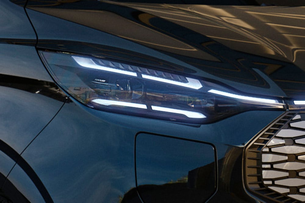 Gros plan sur les phares à LED allumés de la Ford Tourneo Custom