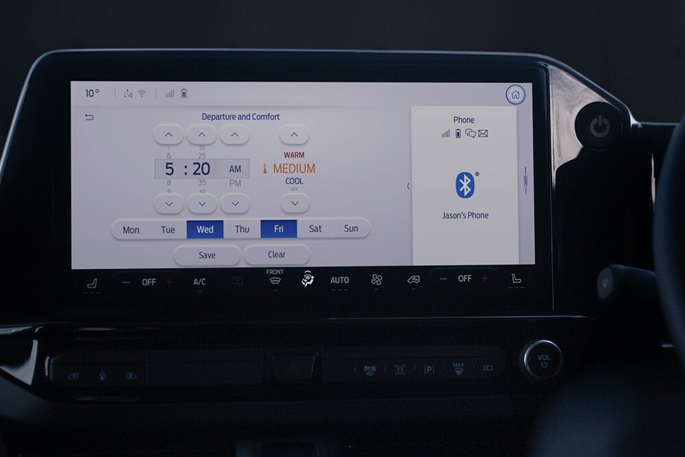 Le tableau de bord de l'E-Tourneo Custom affiche les réglages de départ et de confort, y compris le préchauffage programmé
