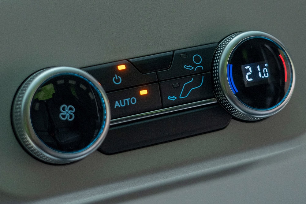 Gros plan sur la commande de climatisation d'un véhicule Ford Tourneo Custom