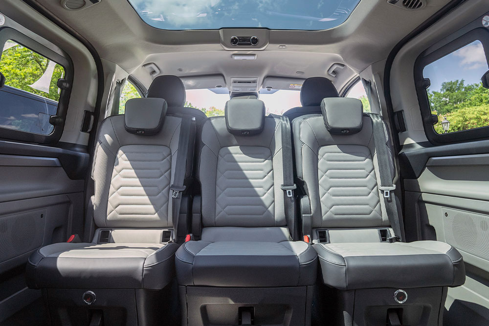 Intérieur d'un véhicule avec sièges arrière gris et toit ouvrant