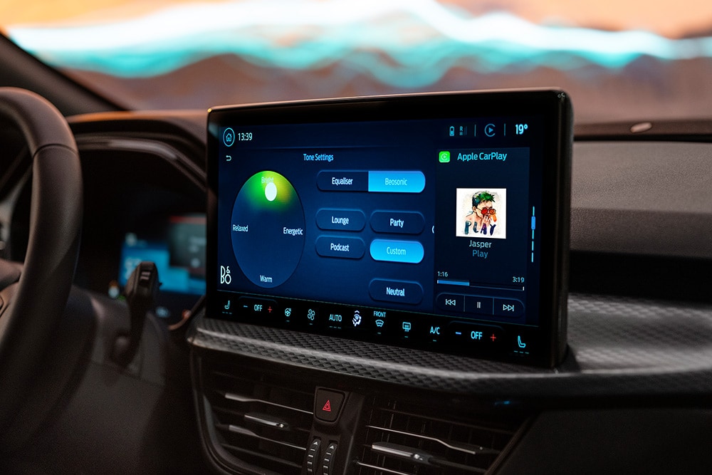 Gros plan sur le grand écran tactile du Ford Kuga Sound Edition.
