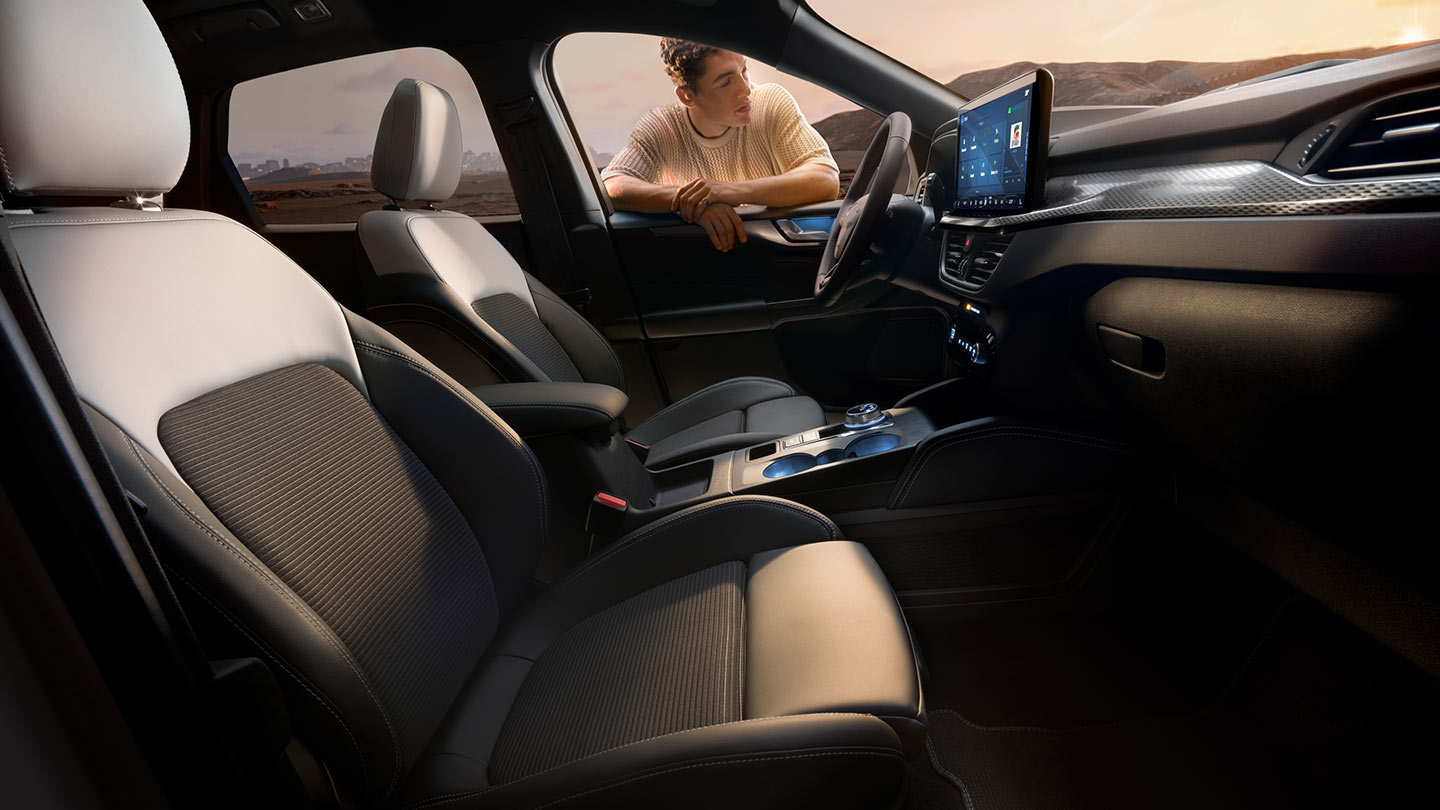 Habitacle du Ford Kuga Sound Edition avec housse des sièges exclusive. 