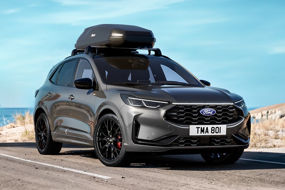 Ford Kuga Black Package gris avec jantes alliage noires de 20 pouces, détails extérieurs noirs et coffre de toit.