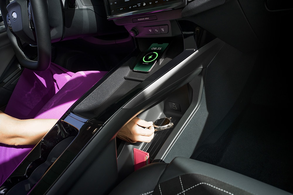 Un gros plan montrant la console de recharge sans fil et de rangement dans la nouvelle Ford Puma Gen-E®.
