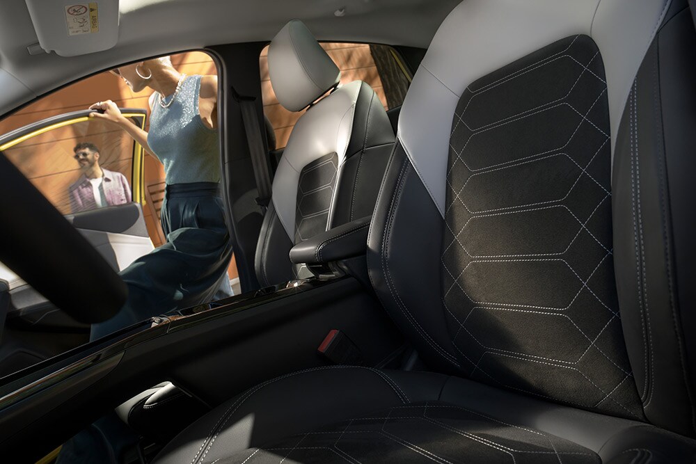Un gros plan sur les sièges ergonomiques noirs et gris dans la Ford Puma Gen-E® électrique.