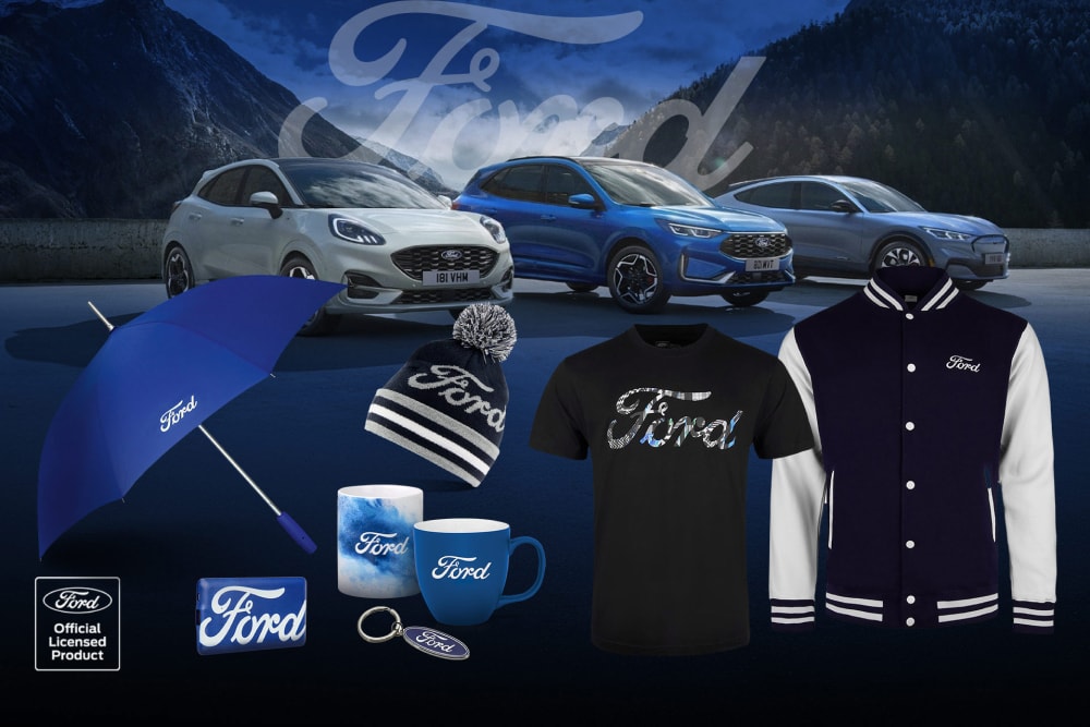 Collection de produits dérivés Ford présentant divers véhicules Ford en arrière-plan avec un parapluie, des mugs et des vêtements de la marque Ford.