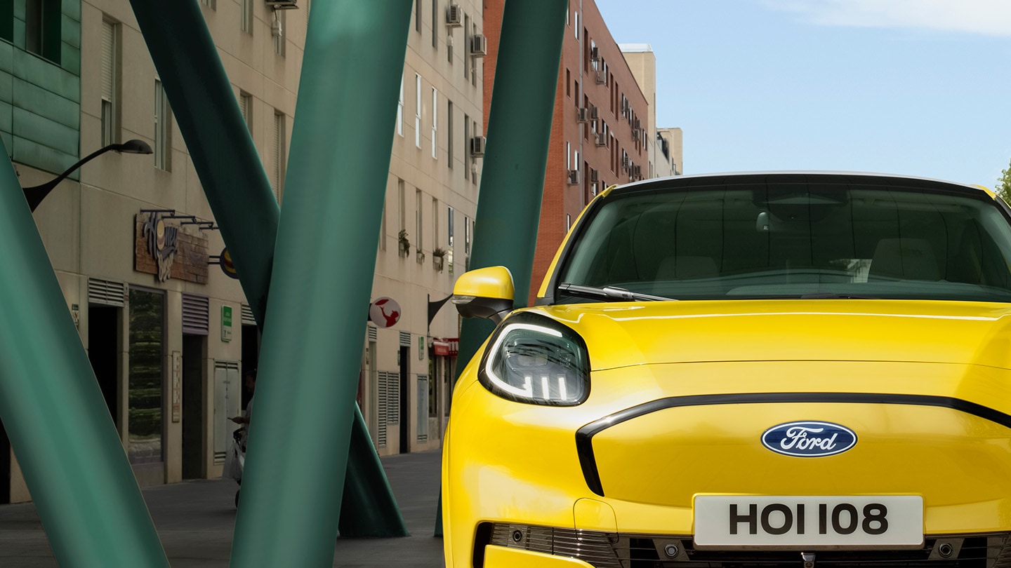 Un gros plan de l’avant de la nouvelle Ford Puma Gen-E® en jaune.