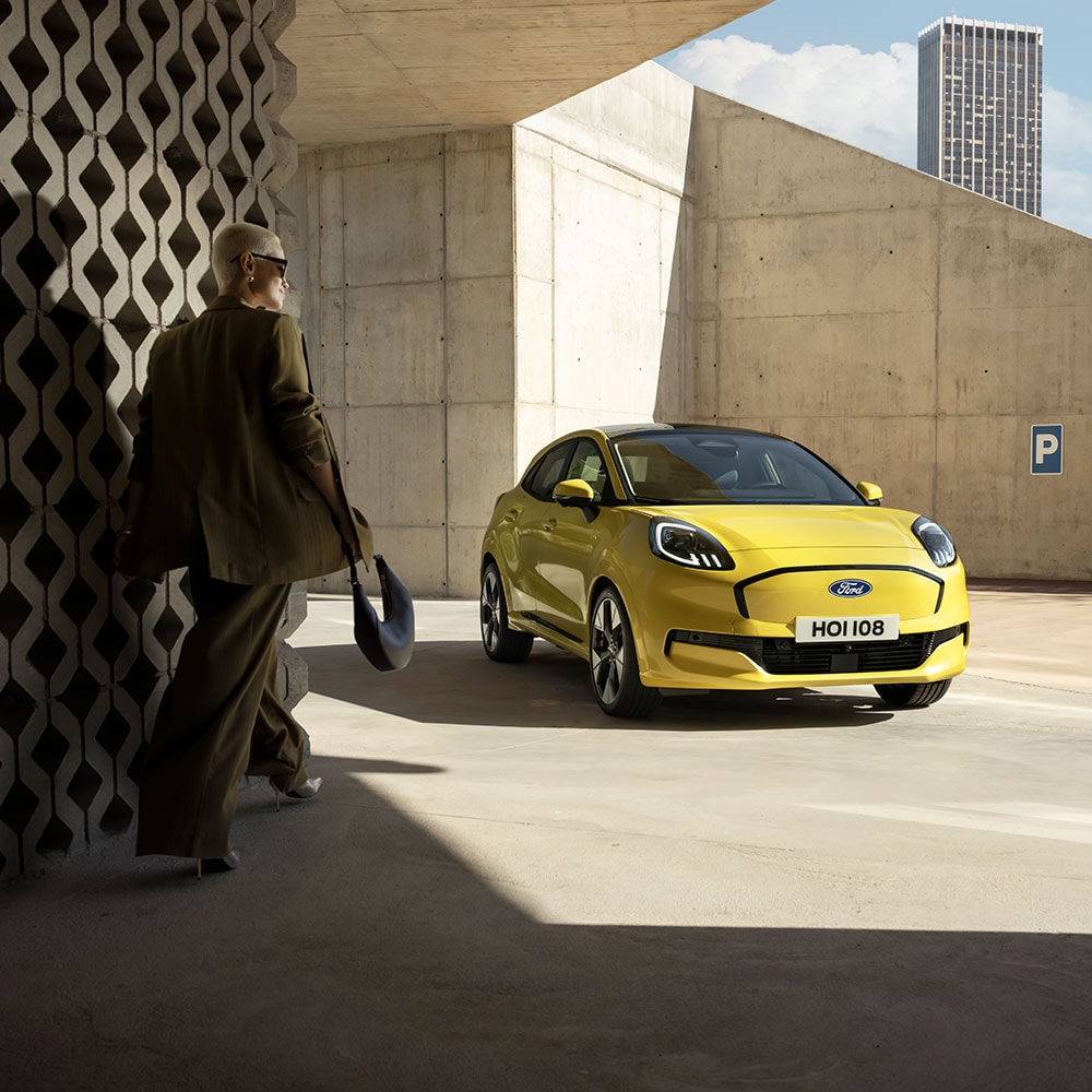 Une personne s’avance vers la nouvelle Ford Puma Gen-E® électrique en jaune.