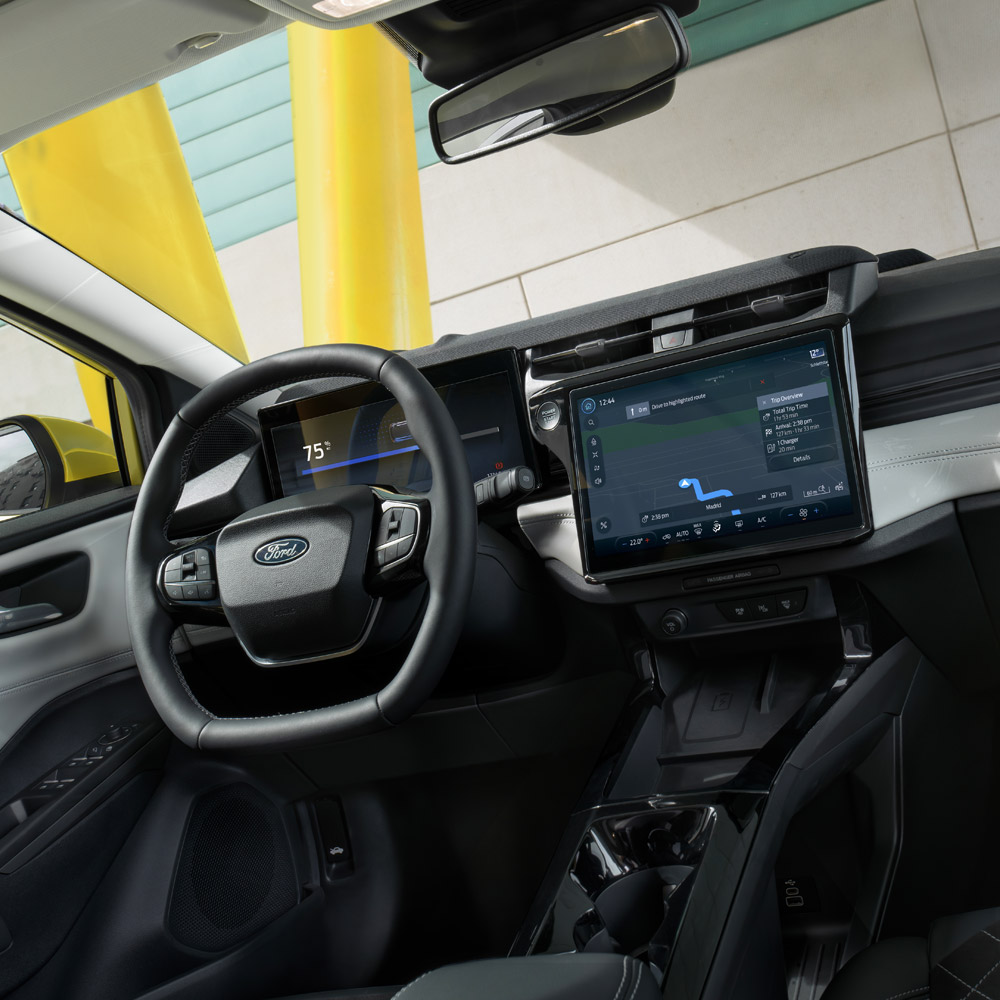L’intérieur de la Ford Puma Gen-E® avec le grand écran tactile et le système de navigation par satellite connecté au cloud.