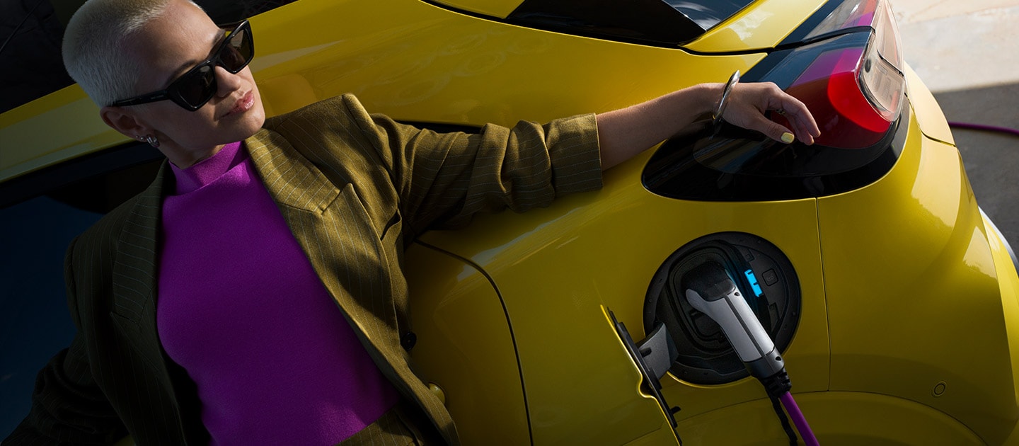 Gros plan de l’arrière du Ford Puma Gen-E® électrique, branché sur une Wallbox domestique.