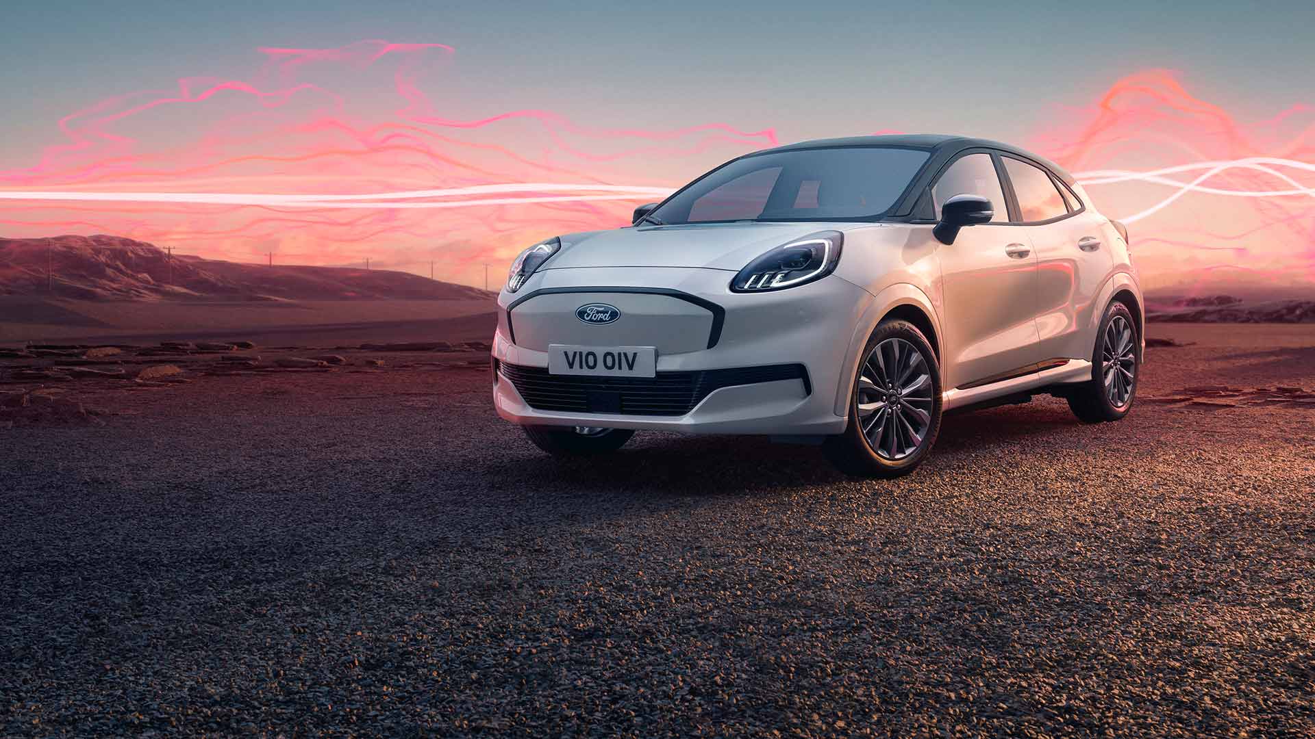 Ford Puma Gen-E Sound Edition en blanc, garé, ondes sonores rouges en arrière-plan.