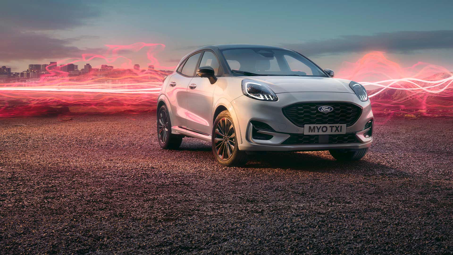 Ford Puma Sound Edition en blanc, garé, ondes sonores rouges en arrière-plan.
