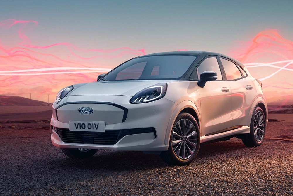 Ford Puma Gen-E Sound Edition en blanc, garé, ondes sonores rouges en arrière-plan.