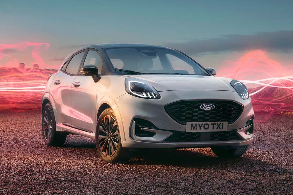 Ford Puma Sound Edition en blanc, garé, ondes sonores rouges en arrière-plan.
