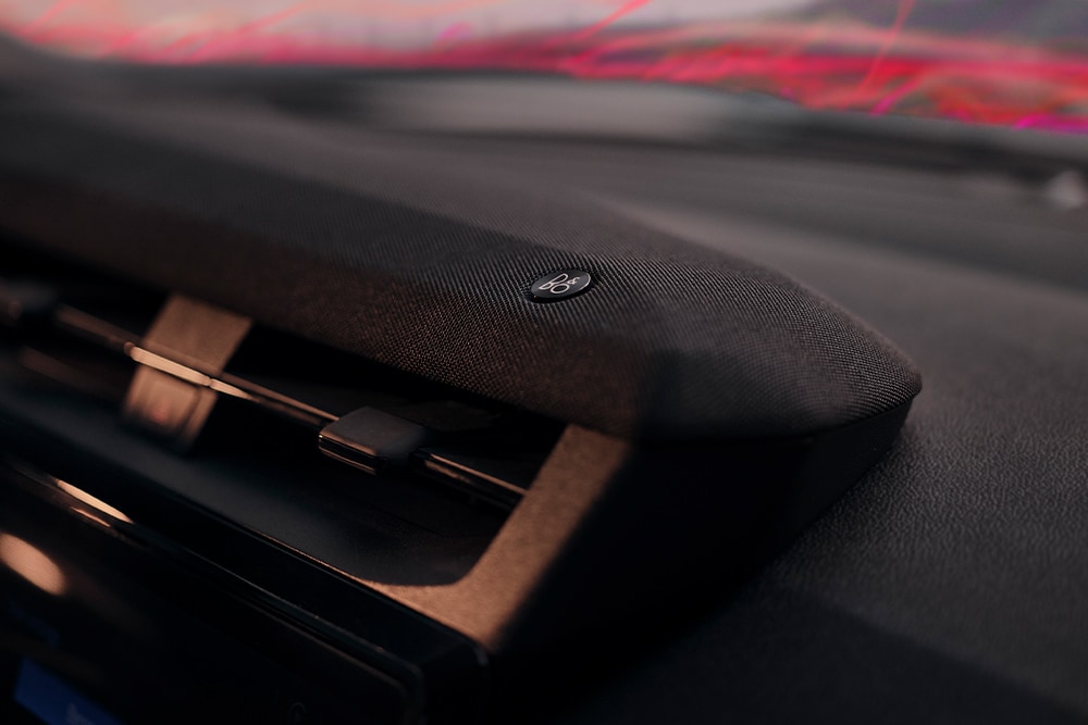 Gros plan sur un haut-parleur du système audio B&O du Ford Puma Sound Edition.