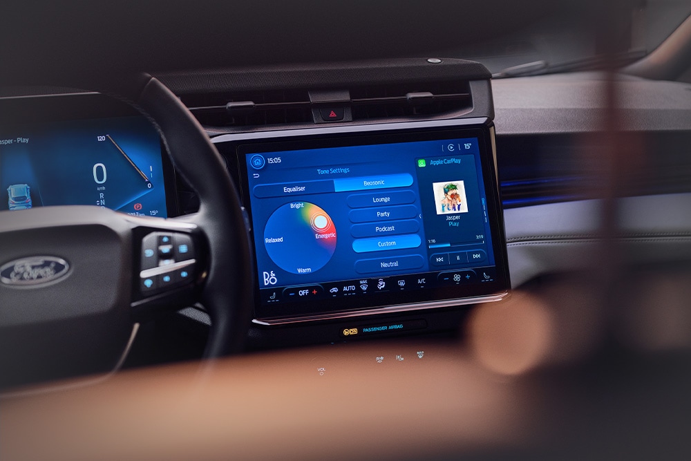 Gros plan sur le grand écran tactile du Ford Puma Gen-E Sound Edition.