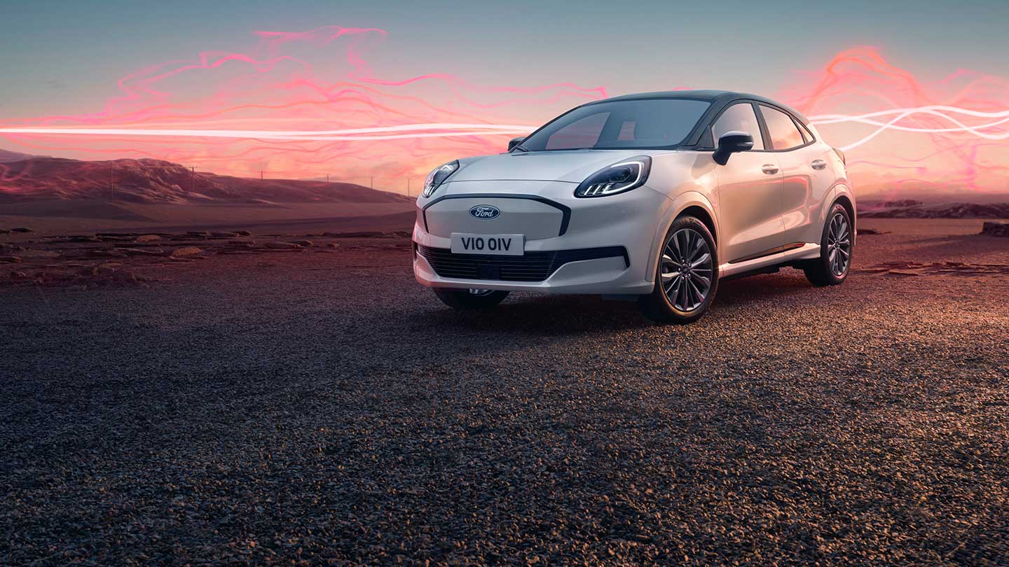 Ford Puma Gen-E Sound Edition en blanc, garé, ondes sonores rouges en arrière-plan.