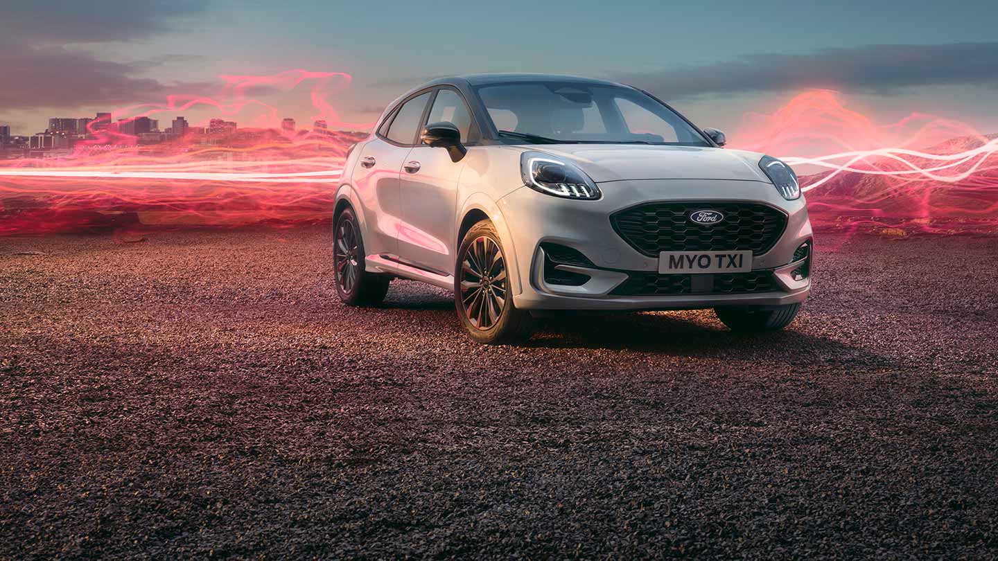 Ford Puma Sound Edition en blanc, garé, ondes sonores rouges en arrière-plan.