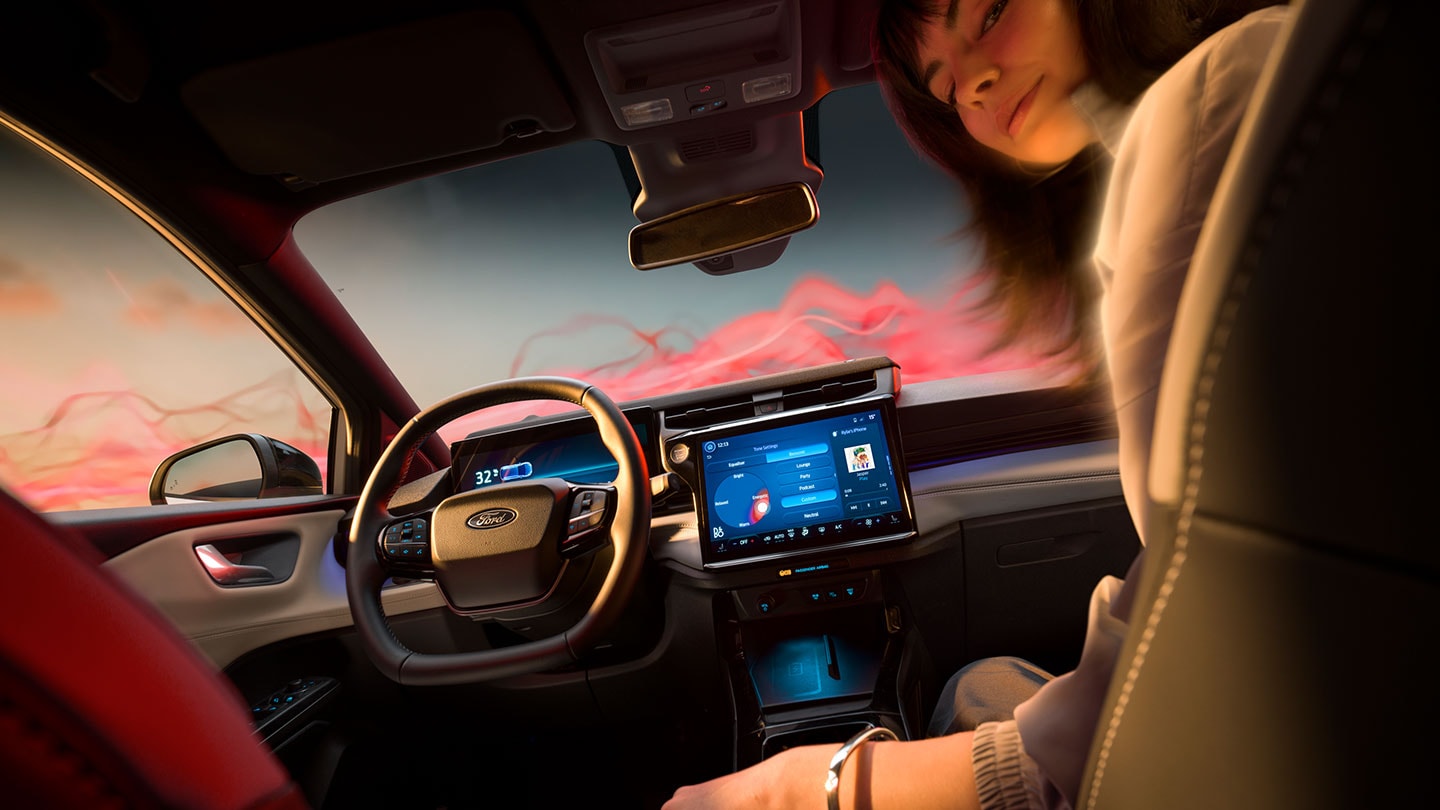 Habitacle du Ford Puma Gen-E Sound Edition avec une femme sur le siège passager.