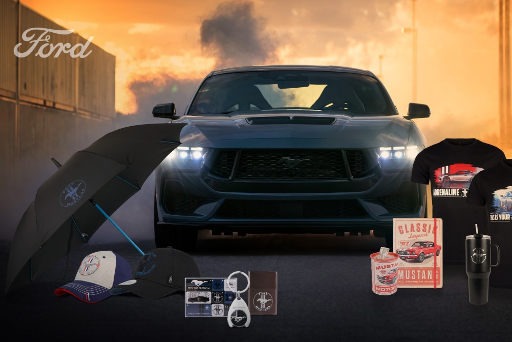 Collection Ford Mustang : une Mustang grise en arrière-plan, parapluie, casquettes, tasses et t-shirts. 