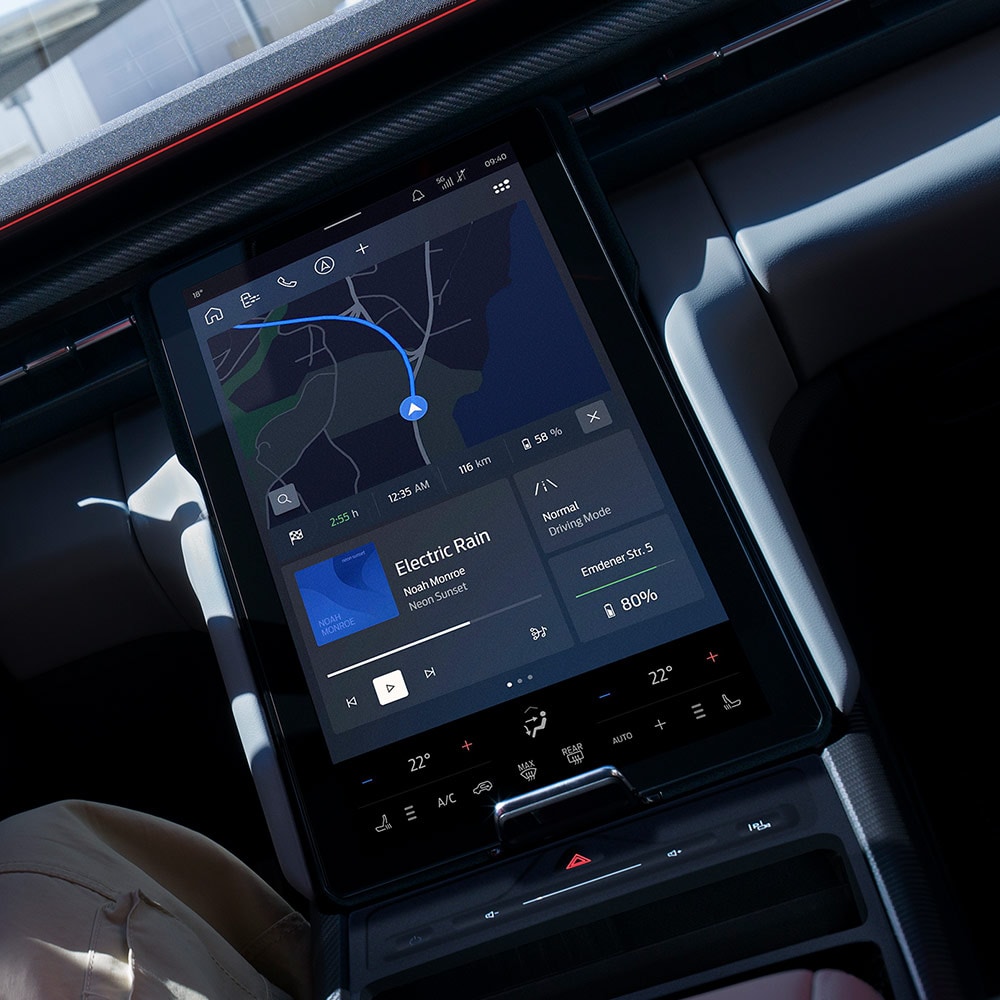 Gros plan sur le tableau de bord d'une Ford Capri®, montrant les fonctions de navigation connectées du véhicule.