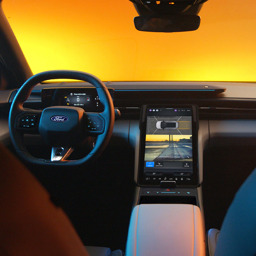 L’écran tactile de la Ford Capri®, sur lequel s’affichent le système de caméra de recul à 360° et les instructions de l’aide au stationnement.
