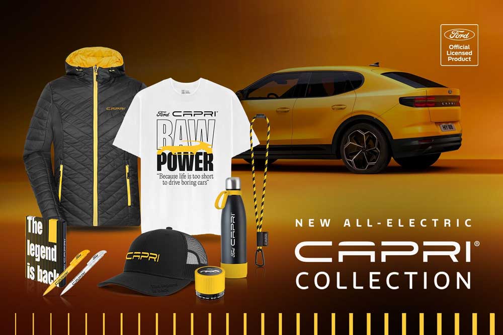Objets publicitaires Ford Capri en noir, jaune et blanc devant une Capri jaune: veste, lanyard, casquette, bouteille d’eau, stylos, haut-parleurs.
