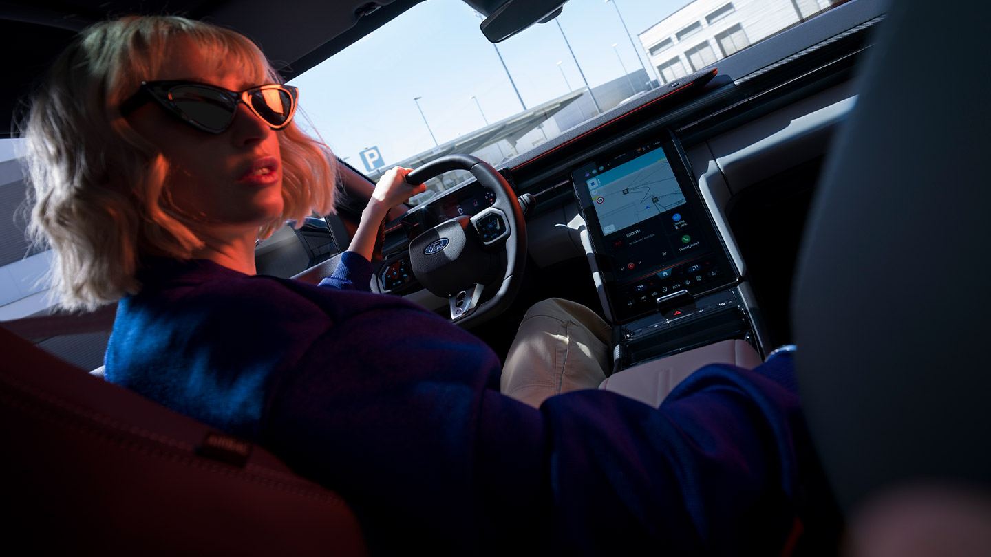 La Ford Capri® entièrement électrique. On voit le volant, le tableau de bord et le grand écran tactile Ford SYNC® Move.