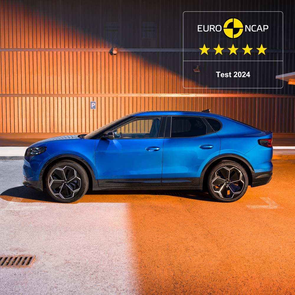 Vue latérale d’une Ford Capri bleue. La note de sécurité 5 étoiles de l’Euro NCAP pour 2024 affichée dans le coin supérieur droit.