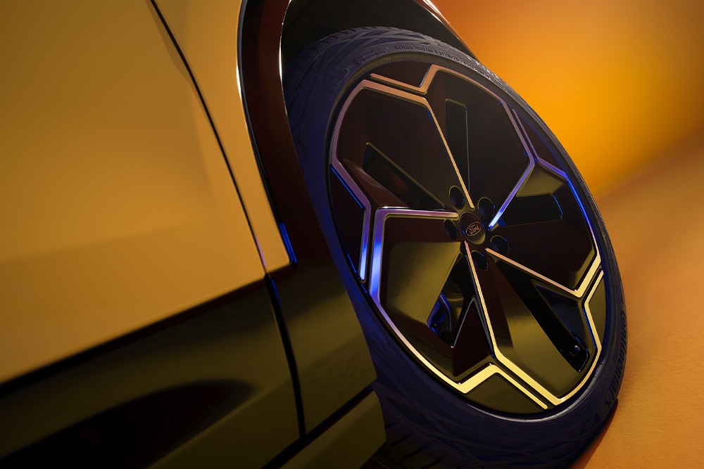 Gros plan des jantes en alliage de la nouvelle Ford Capri® entièrement électrique.