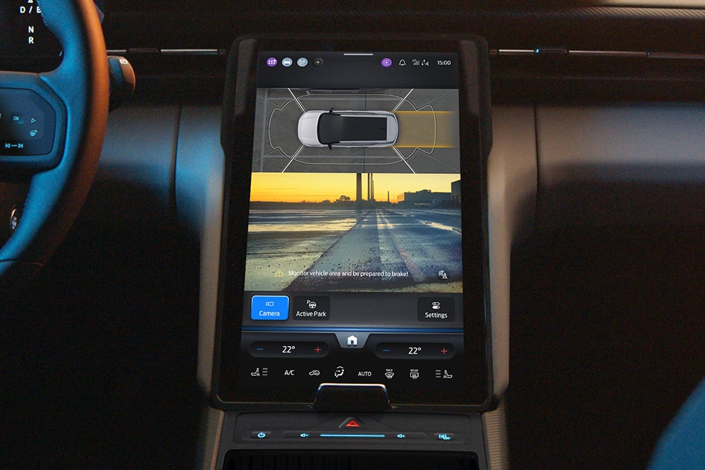 L’écran tactile de la Ford Capri®, sur lequel s’affichent le système de caméra de recul à 360° et les instructions de l’aide au stationnement.
