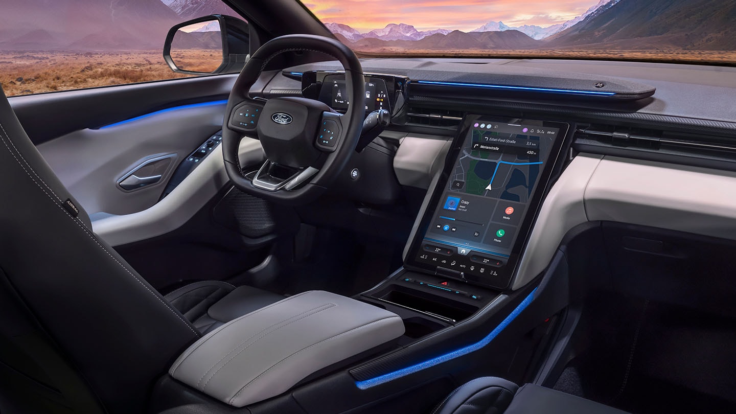 L’habitacle du nouveau Ford Explorer® entièrement électrique avec éclairage ambiant bleu.