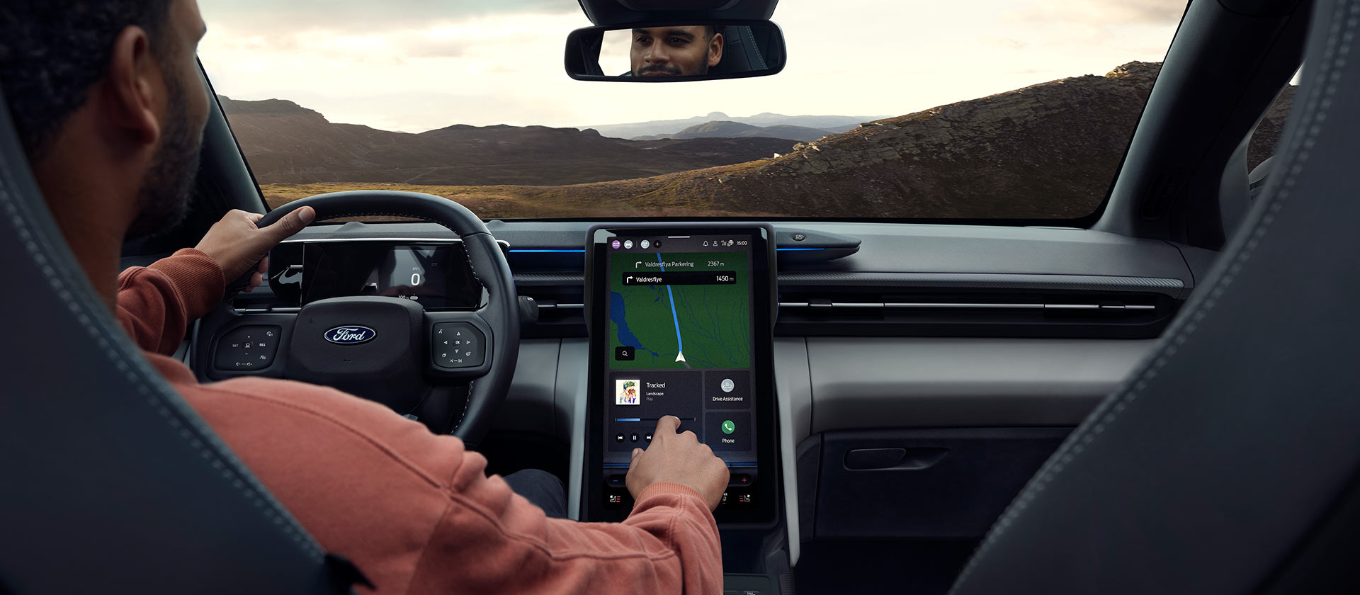 Un conducteur interagit avec l’écran tactile SYNC® Move de 14,6 pouces du Ford Explorer.