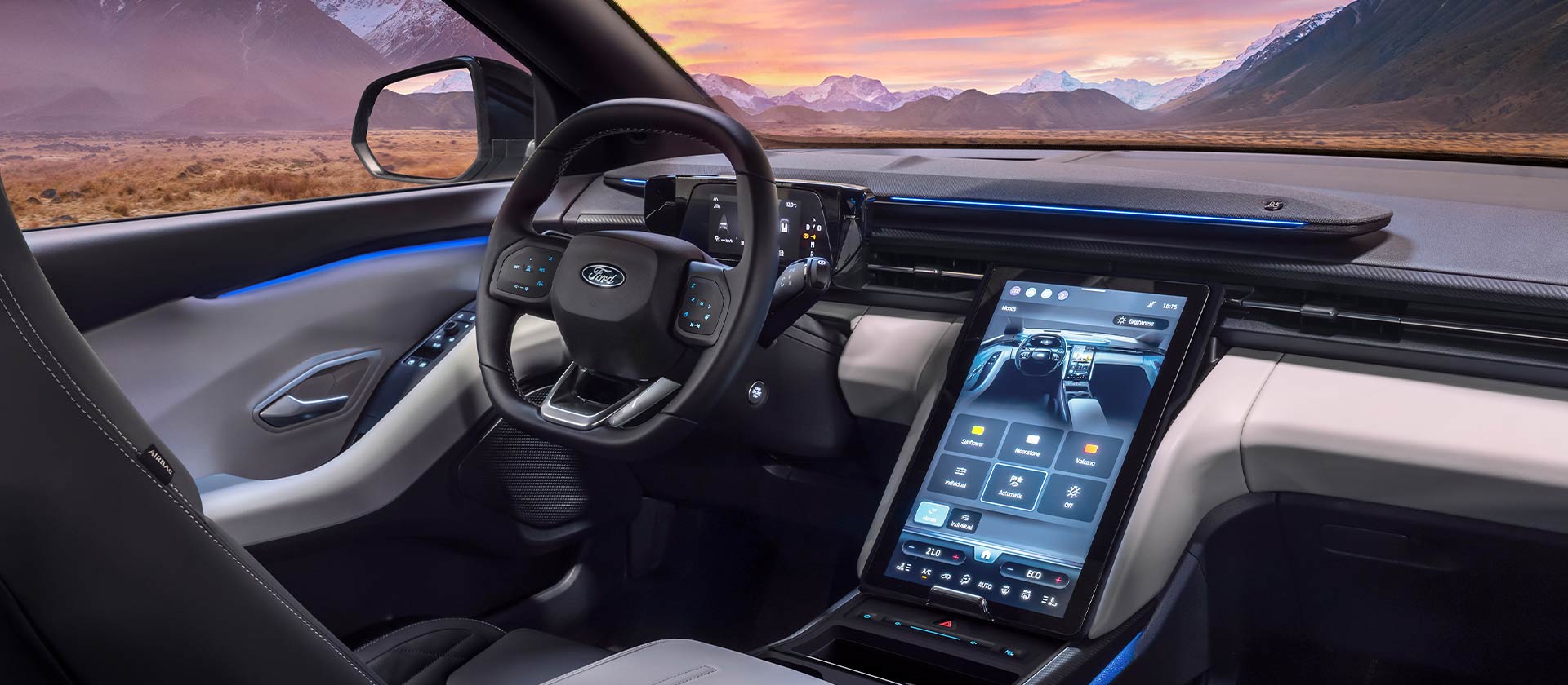 L’habitacle du nouveau Ford Explorer® entièrement électrique avec éclairage ambiant bleu.