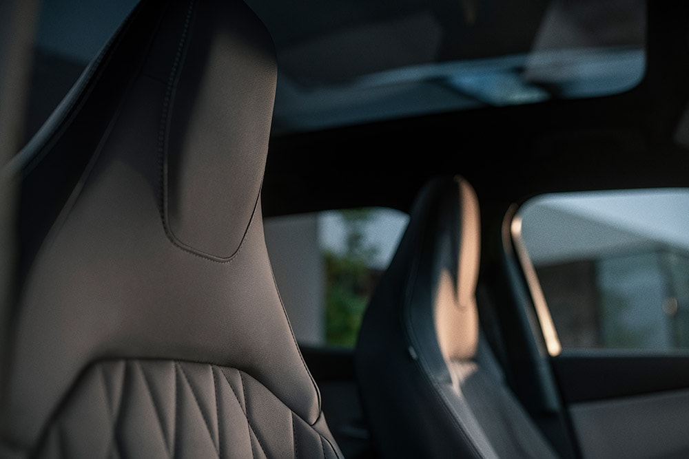 Gros plan sur les luxueux sièges noirs Sensico du Ford Explorer électrique. 