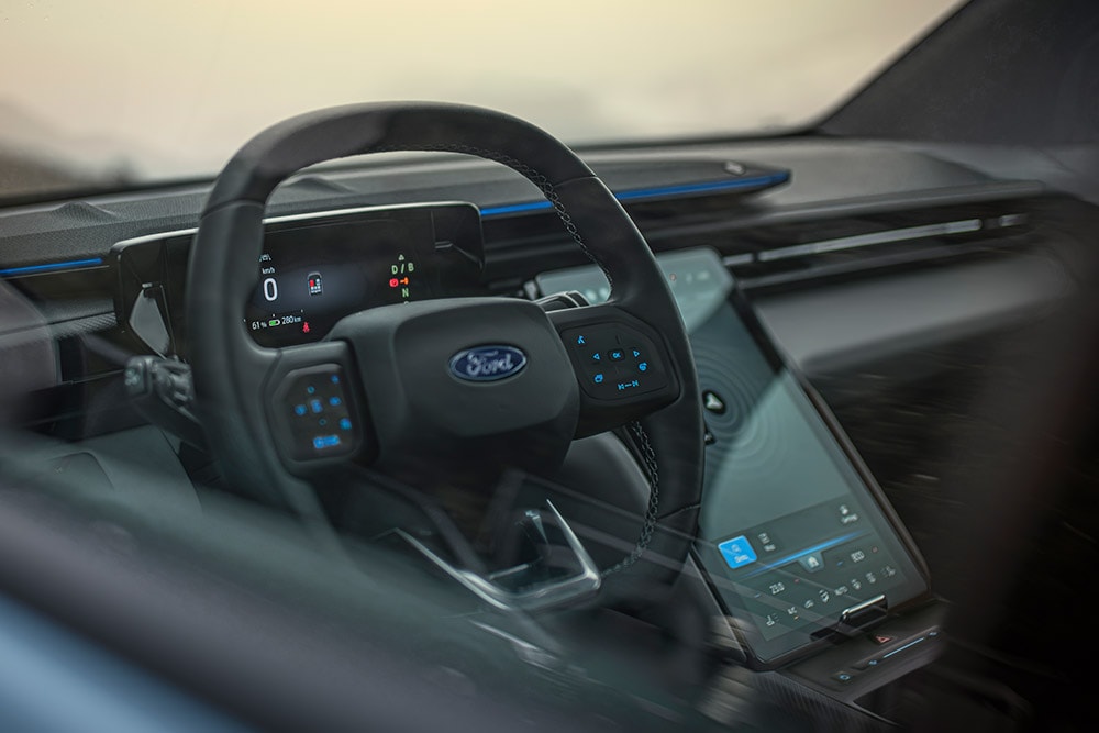 Gros plan sur le volant chauffant du Ford Explorer électrique. 