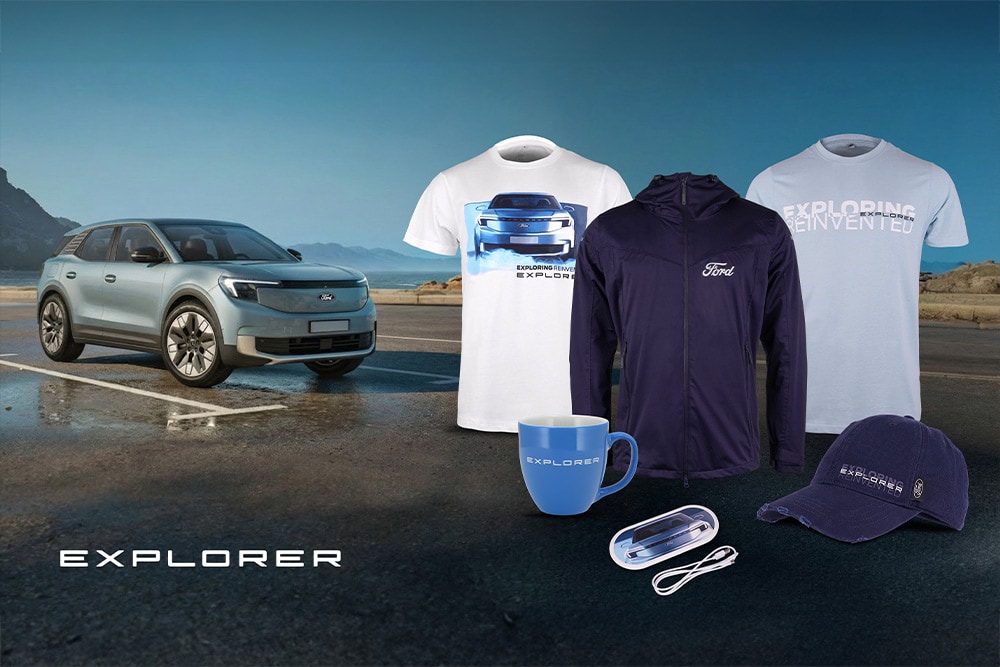 Articles de merchandising Ford Explorer bleus, comprenant des vestes, une casquette et d'autres accessoires, présentés devant un Ford Explorer bleu.