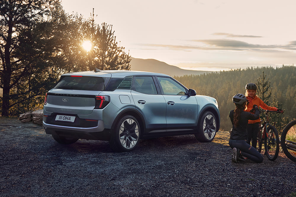 Ford Explorer garé avec 2 personnes à vélo