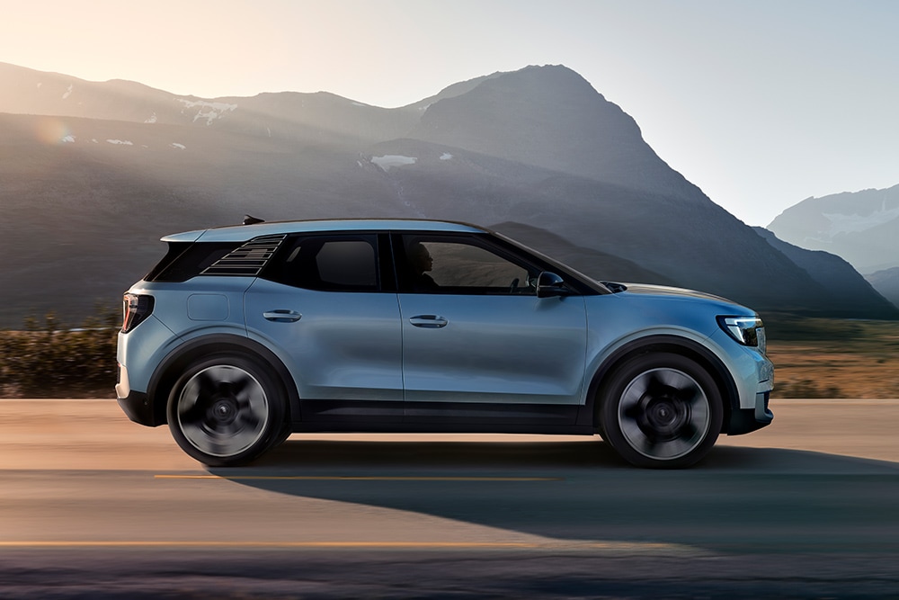 Ford Explorer roulant au coucher du soleil