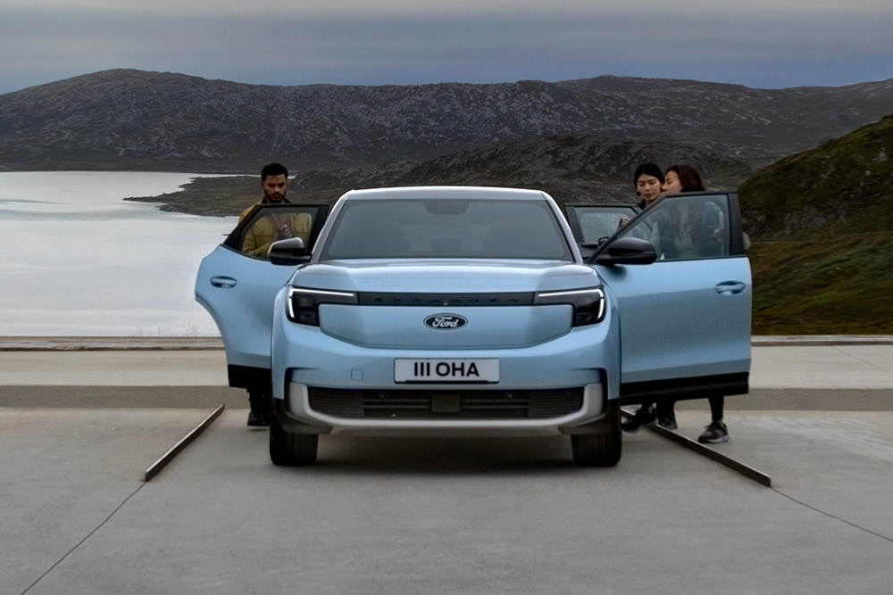 Ford Explorer garé avec 3 portes ouvertes