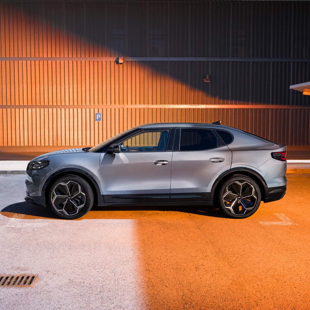 Vue latérale d'une Ford Capri grise. La note de sécurité de 5 étoiles Euro NCAP 2024 est affichée dans le coin supérieur droit.