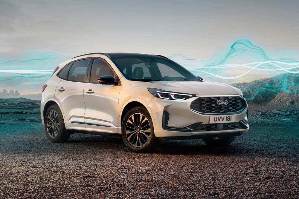 Ford Kuga Sound Edition en blanc, garé, ondes sonores vertes en arrière-plan.