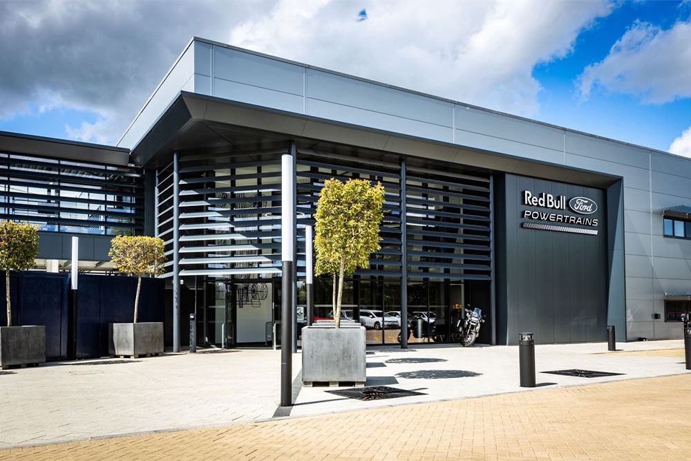 Le siège de Red Bull Ford Powertrains – un bâtiment moderne avec le logo de l'entreprise affiché à l'extérieur